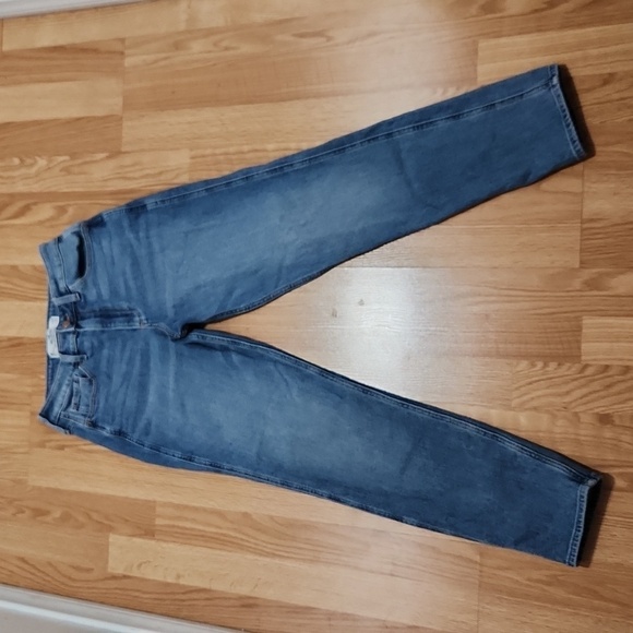 Hollister Curvy High-Rise Medium Wash Straight Jeans size 5 - Picture 2 of 7